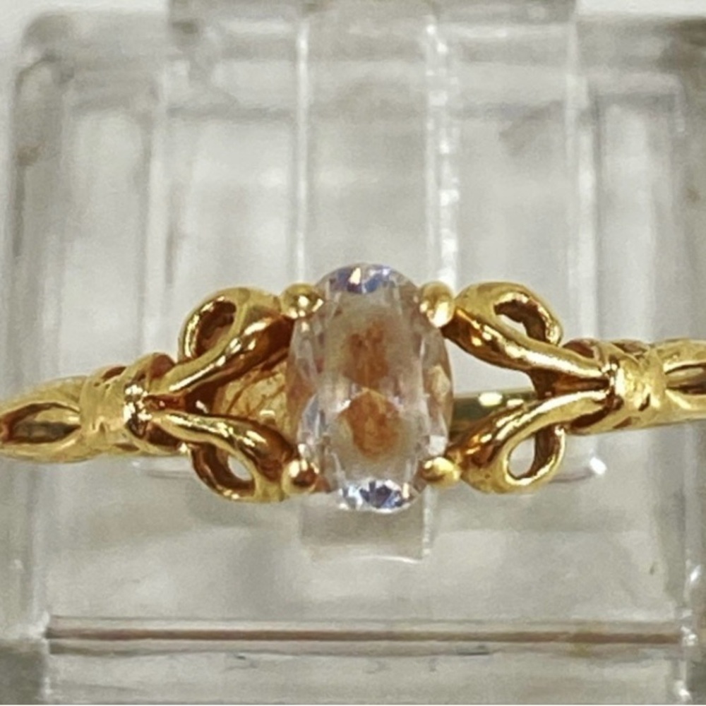 10K Yellow Gold Oval Cut Glass Ring
Size 7.5 - 1.25 Grams